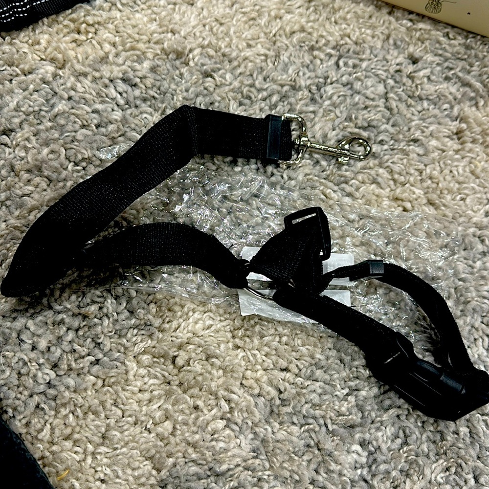 DOG CARRIDE SAFETY HARNESS. Keep pet safe 
Clip on your dogs collar /searbelt.